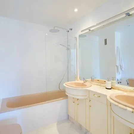 Beautiful -direct Access To The Apartment *